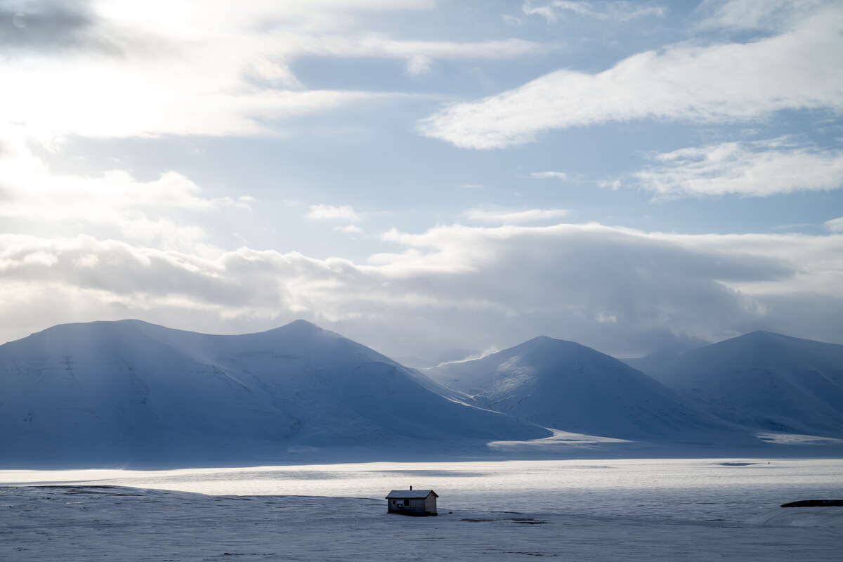Cabane perdue dans l'immensité hivernale du Spitzberg
