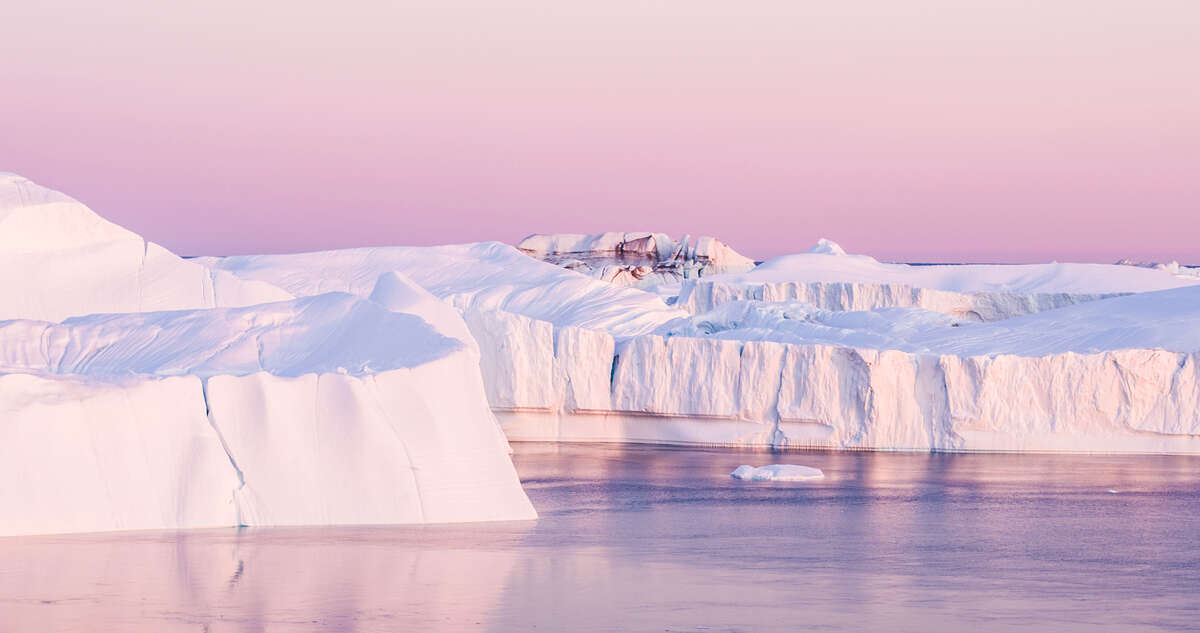 Icebergs dans un ciel rose