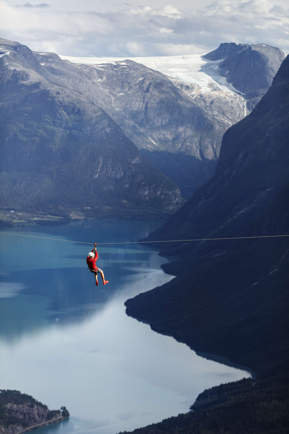 Tyrolienne au-dessus d'un fjord en Norvège