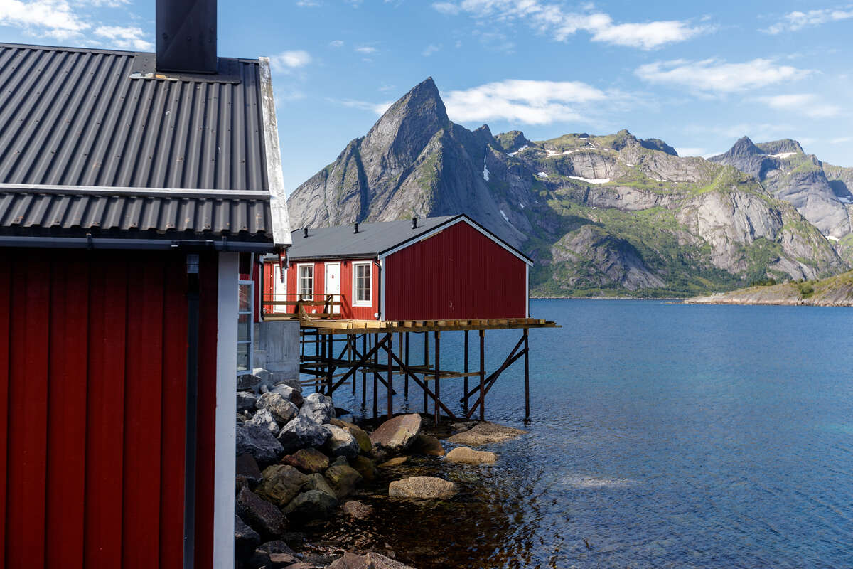 Une maison sur piloti rouge dans les Lofoten, Norvège
