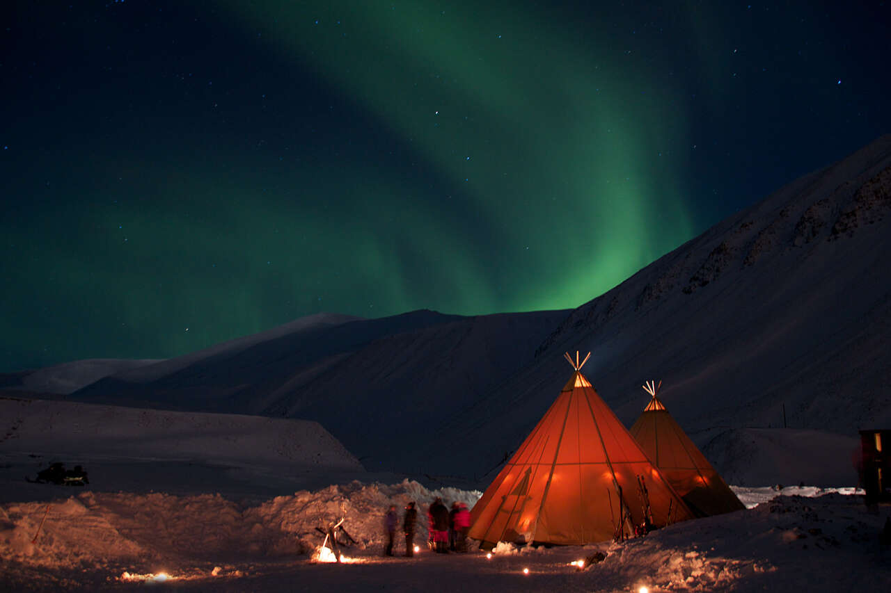 Aurores boréales au-dessus d'un tipi