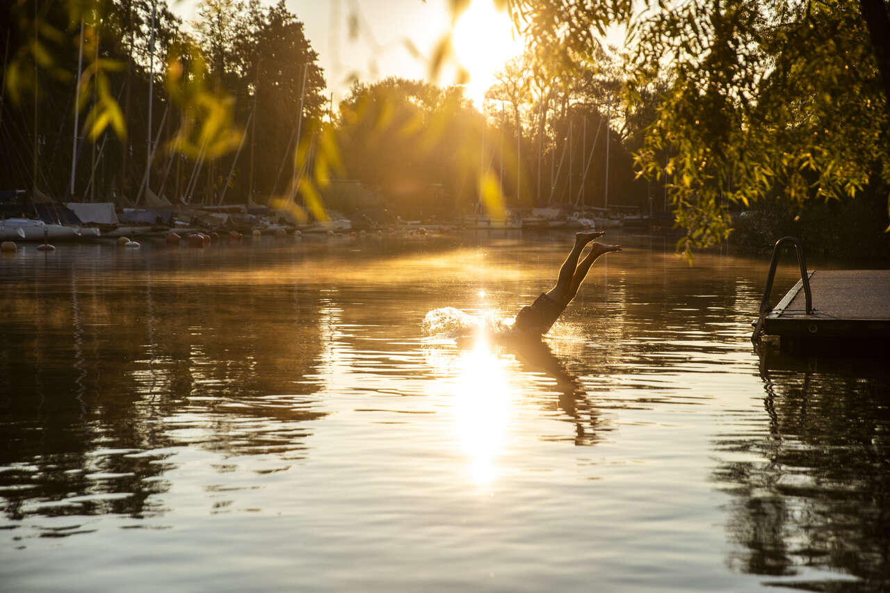 Baignade au soleil couchant dans la ville