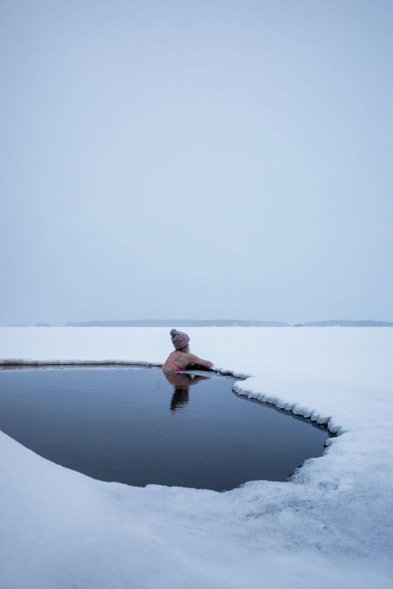 Baignade dans un trou de glace après le sauna