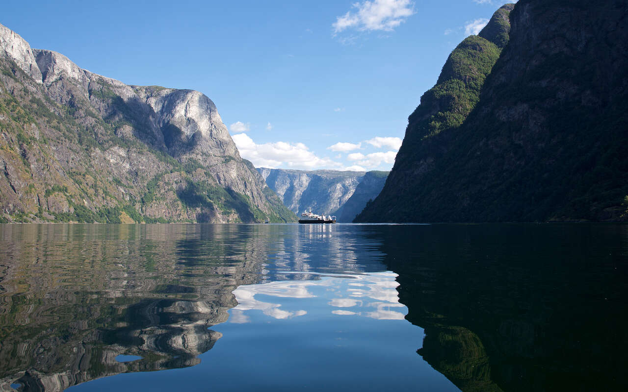 Bateau sur le Naeroyfjord en Norvège