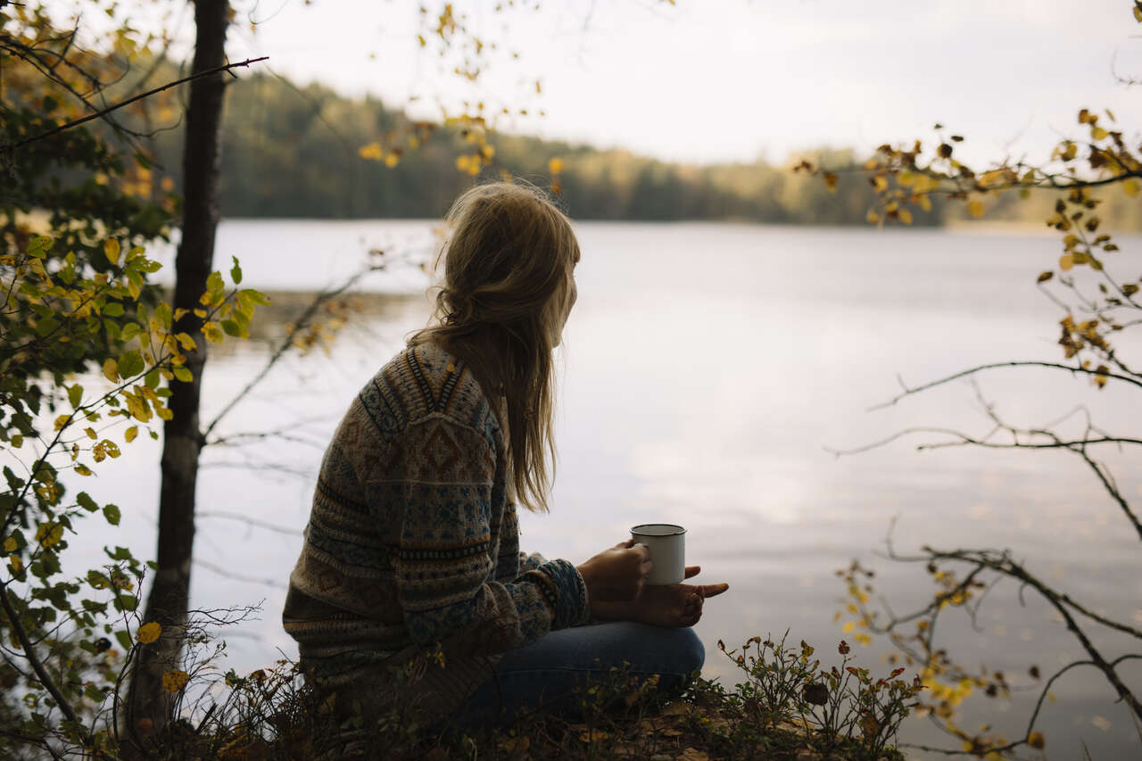 Café au bord d'un lac en automne