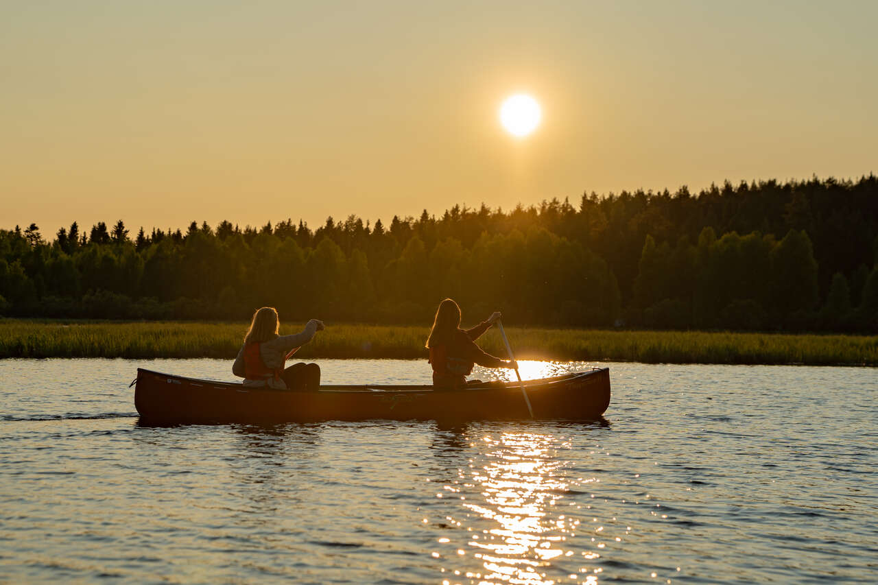 Canoë sous le coucher de soleil en Laponie