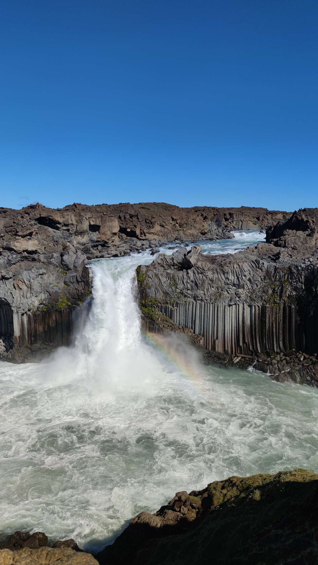Cascade et orgues basaltiques en Islande