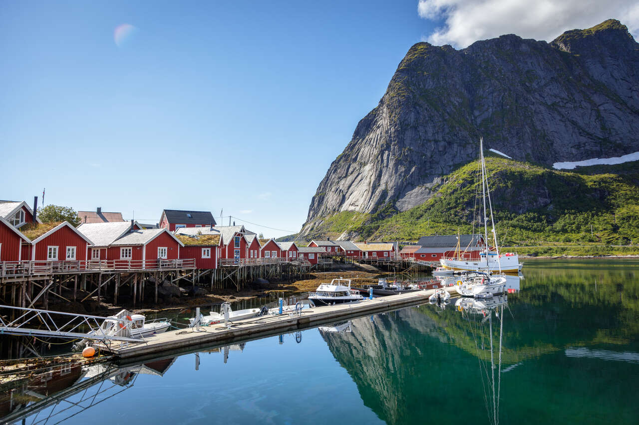 Charmants rorbuer rouges en Norvège