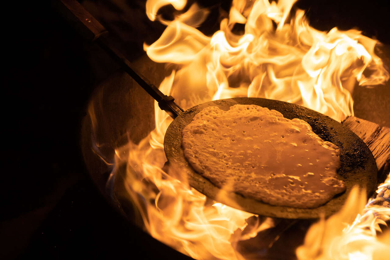 Crêpe traditionnel finlandaise sur le feu