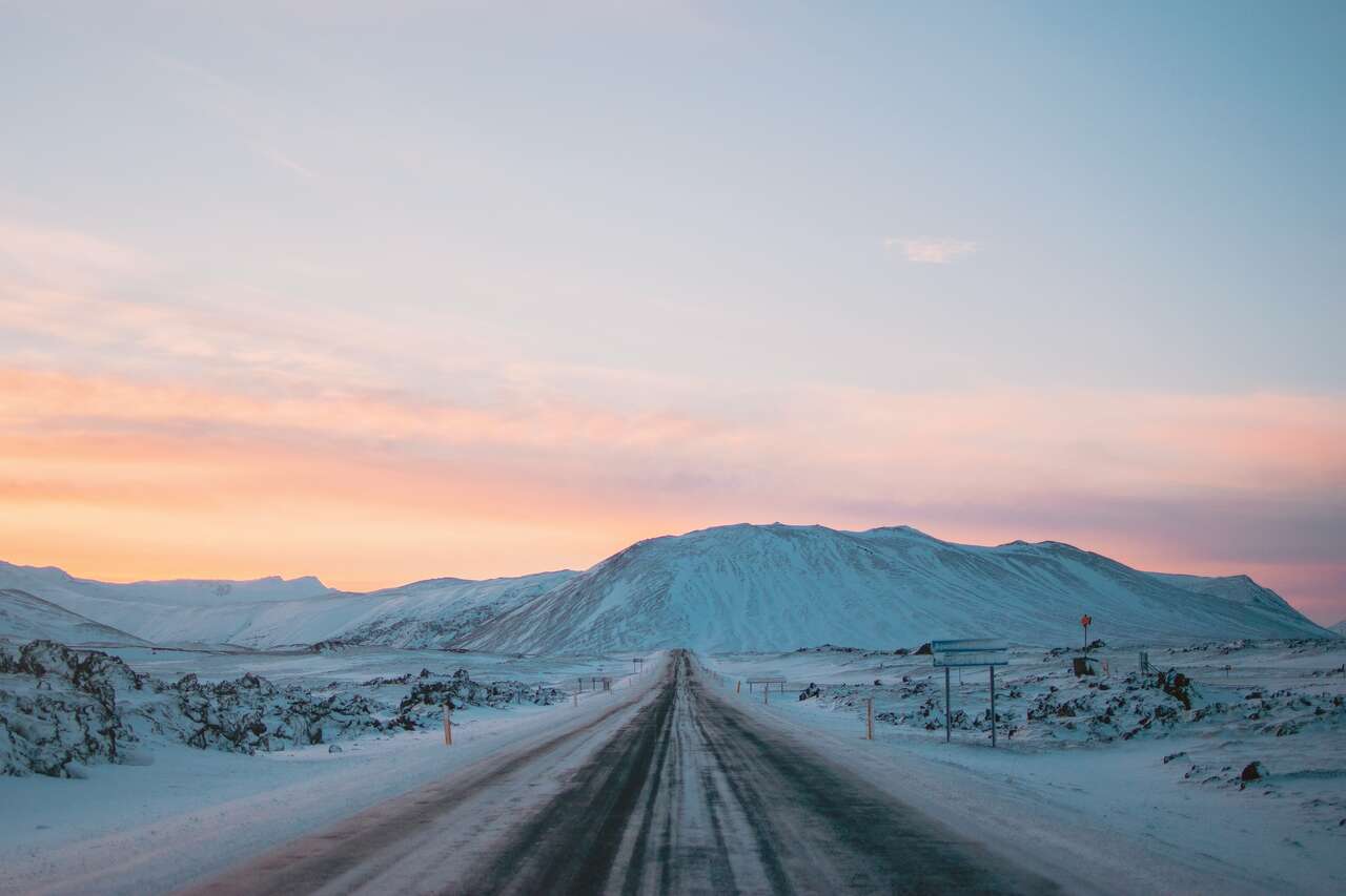 Crépuscule sur les routes enneigées d'Islande