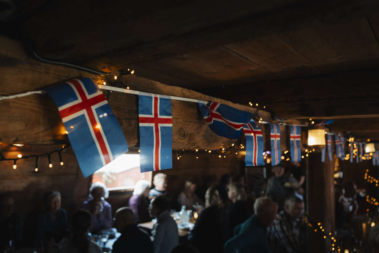 Drapeaux islandais dans une taverne