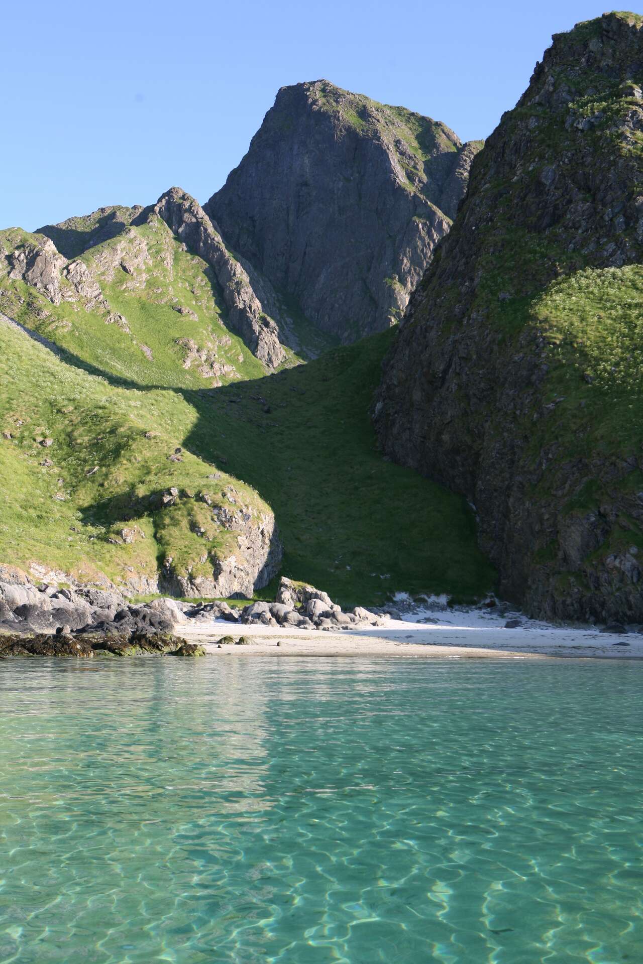 Eau turquoise d'une plage de sable fin en Norvège