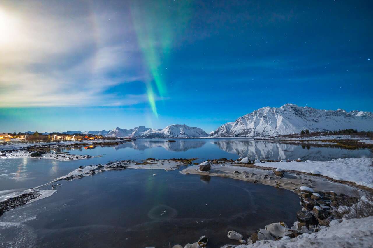 Fine aurore boréale verte en Norvège
