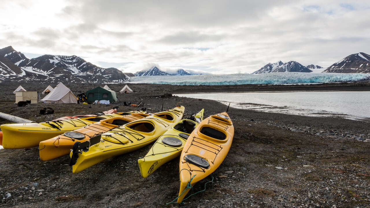 Kayak et campement à proximité d'un glacier au Spitzberg