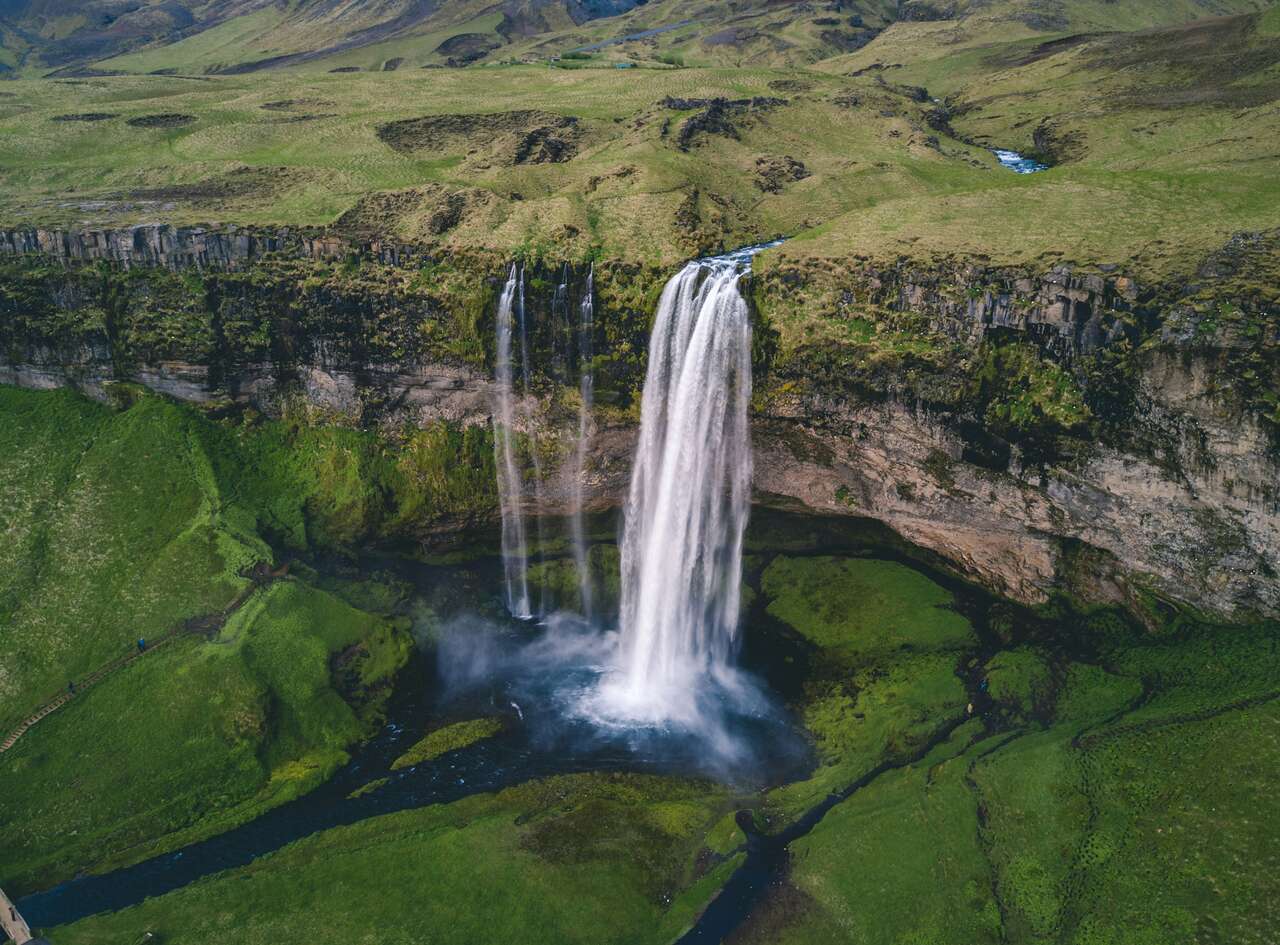 La fameuse cascade de Seljalandfoss vue du ciel