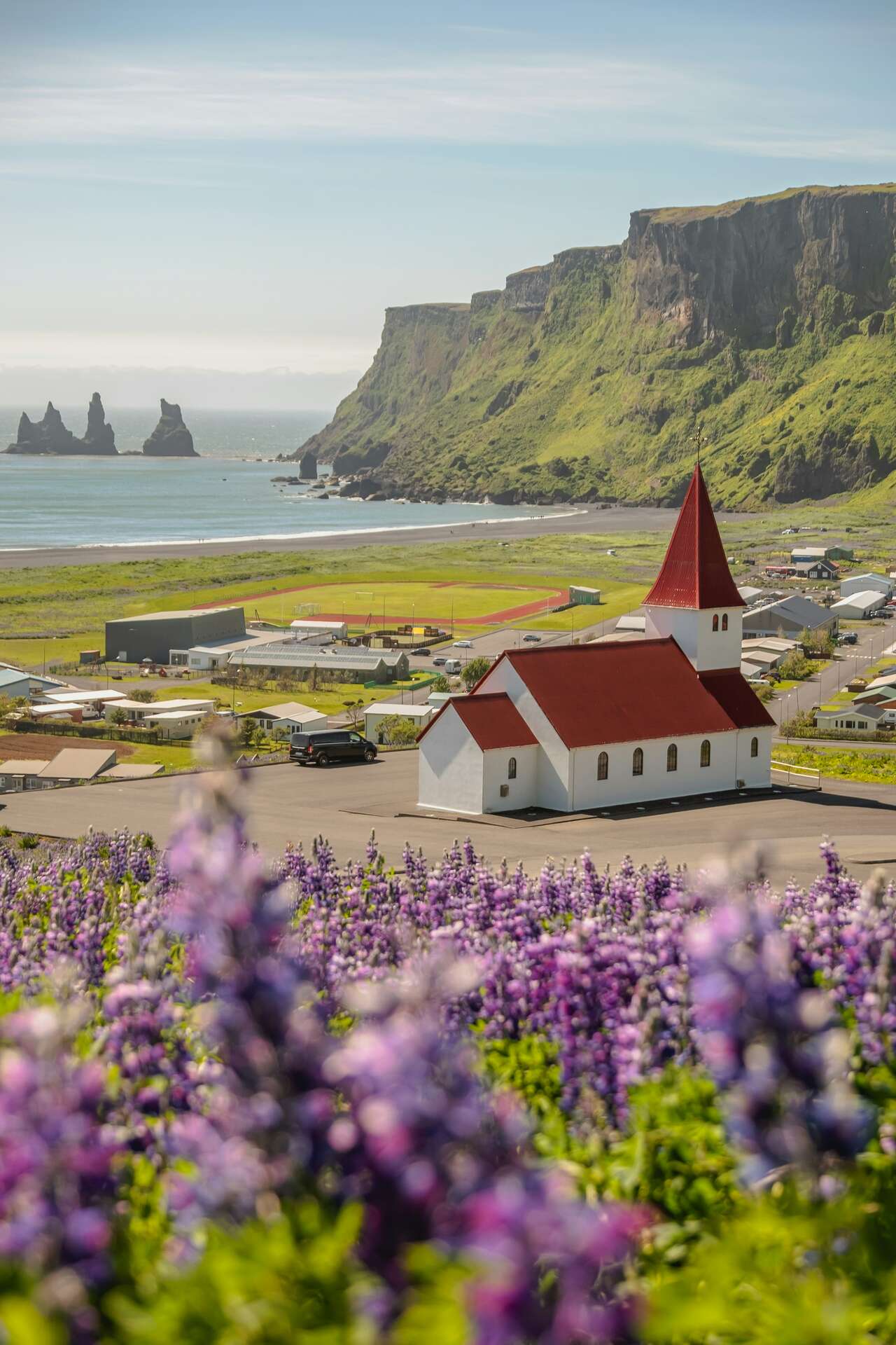 La jolie église de Vik et son toit rouge