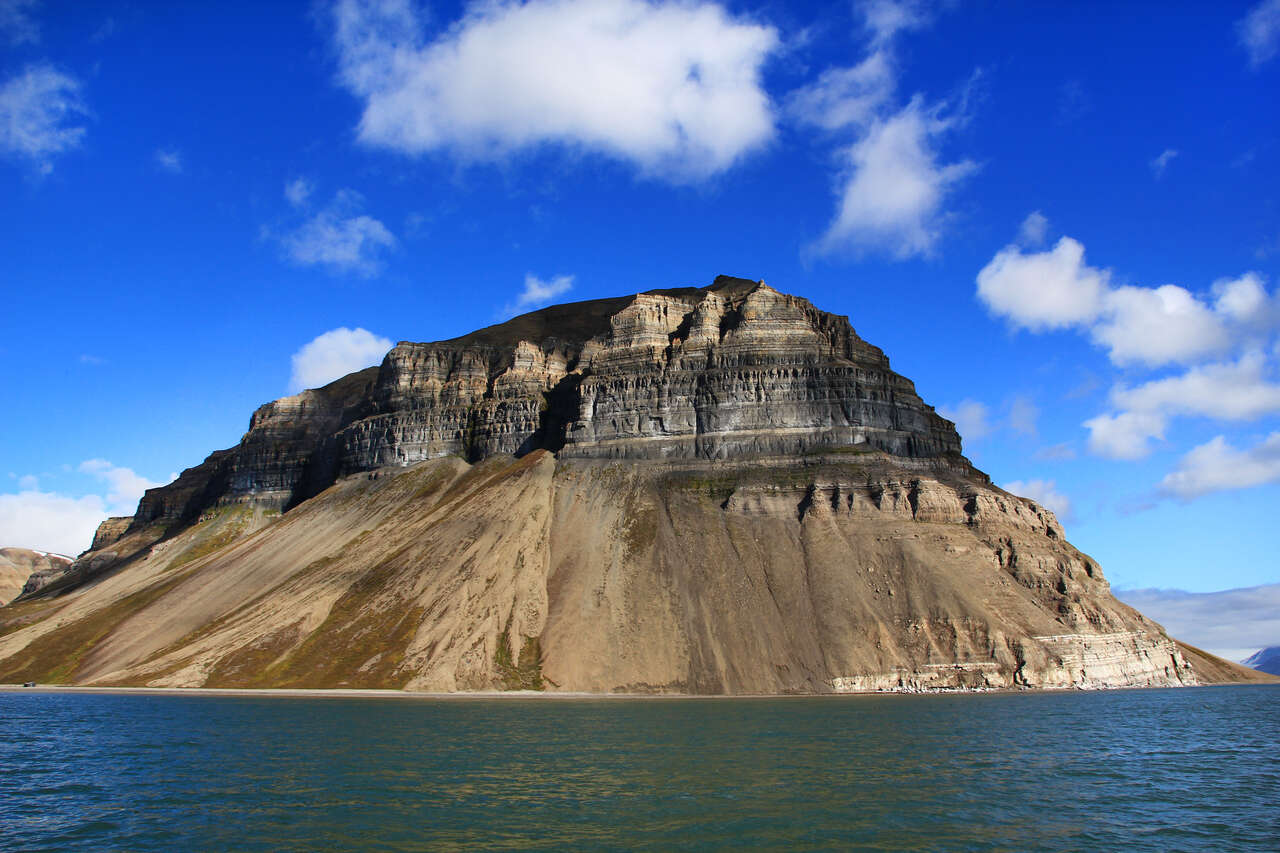 La majestueuse montagne de Tempelfjorden