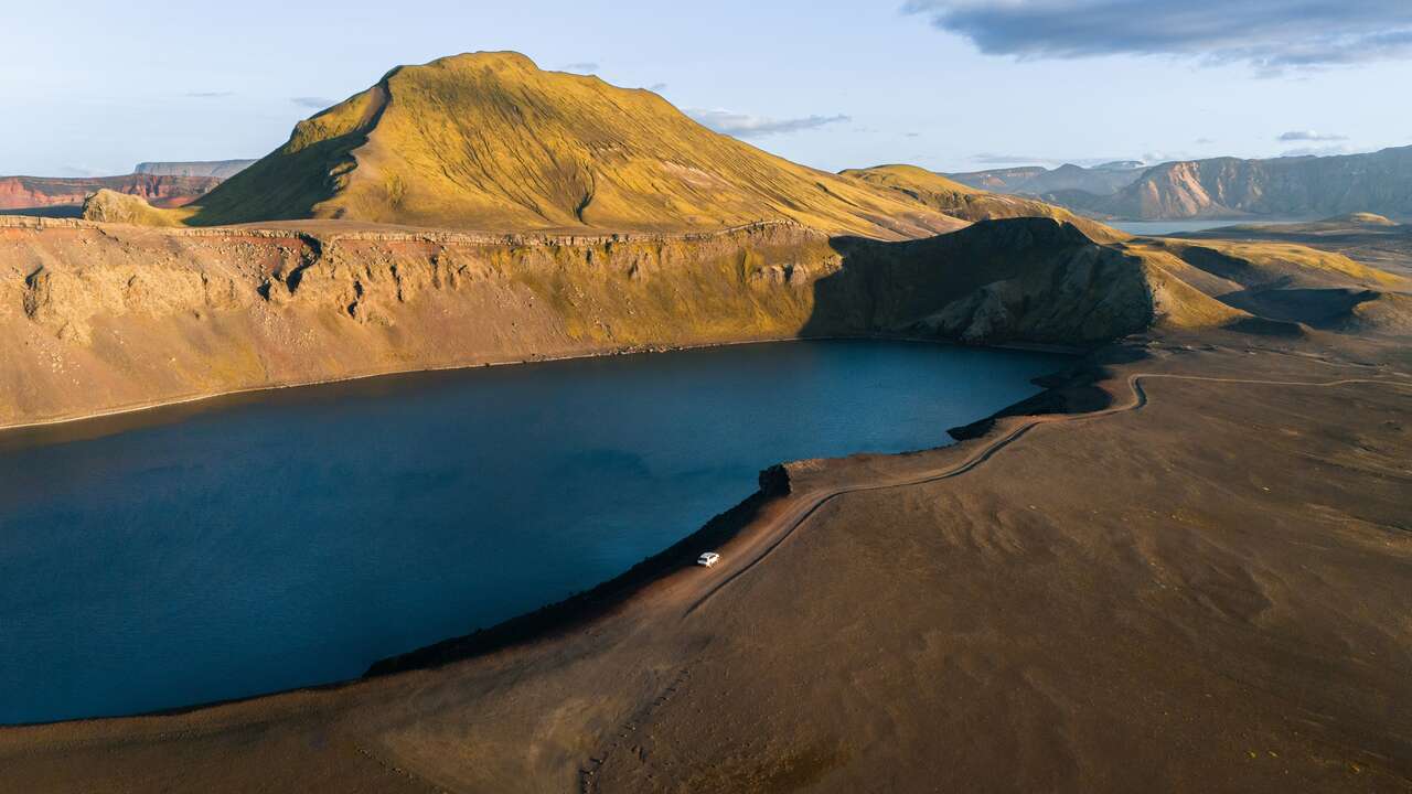 Lac et piste dans les Hautes Terres islandaises