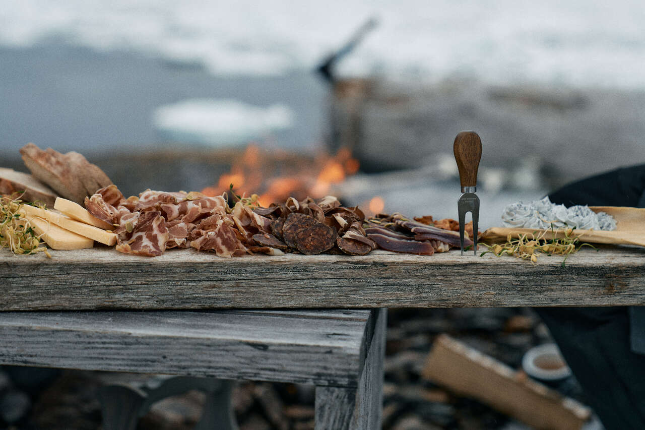 L'apéritif en plein air à l'Isfjord Radio