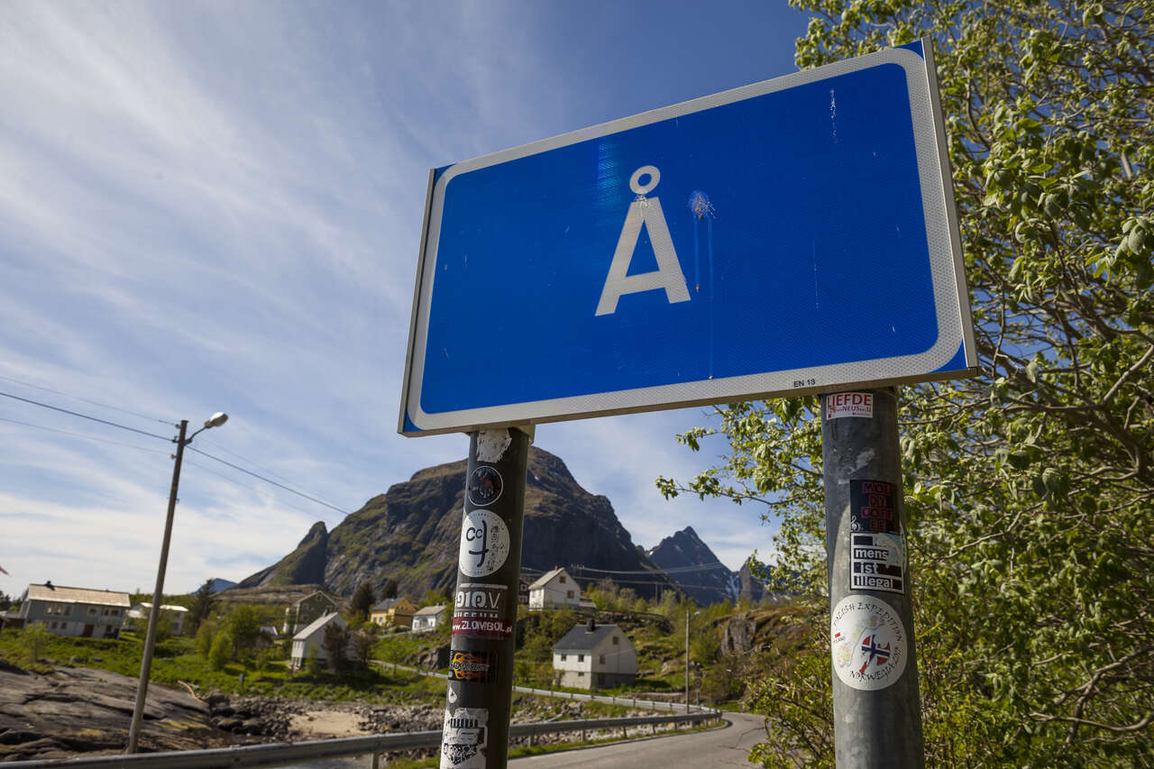 Le panneau d'entrée du village de A en Norvège