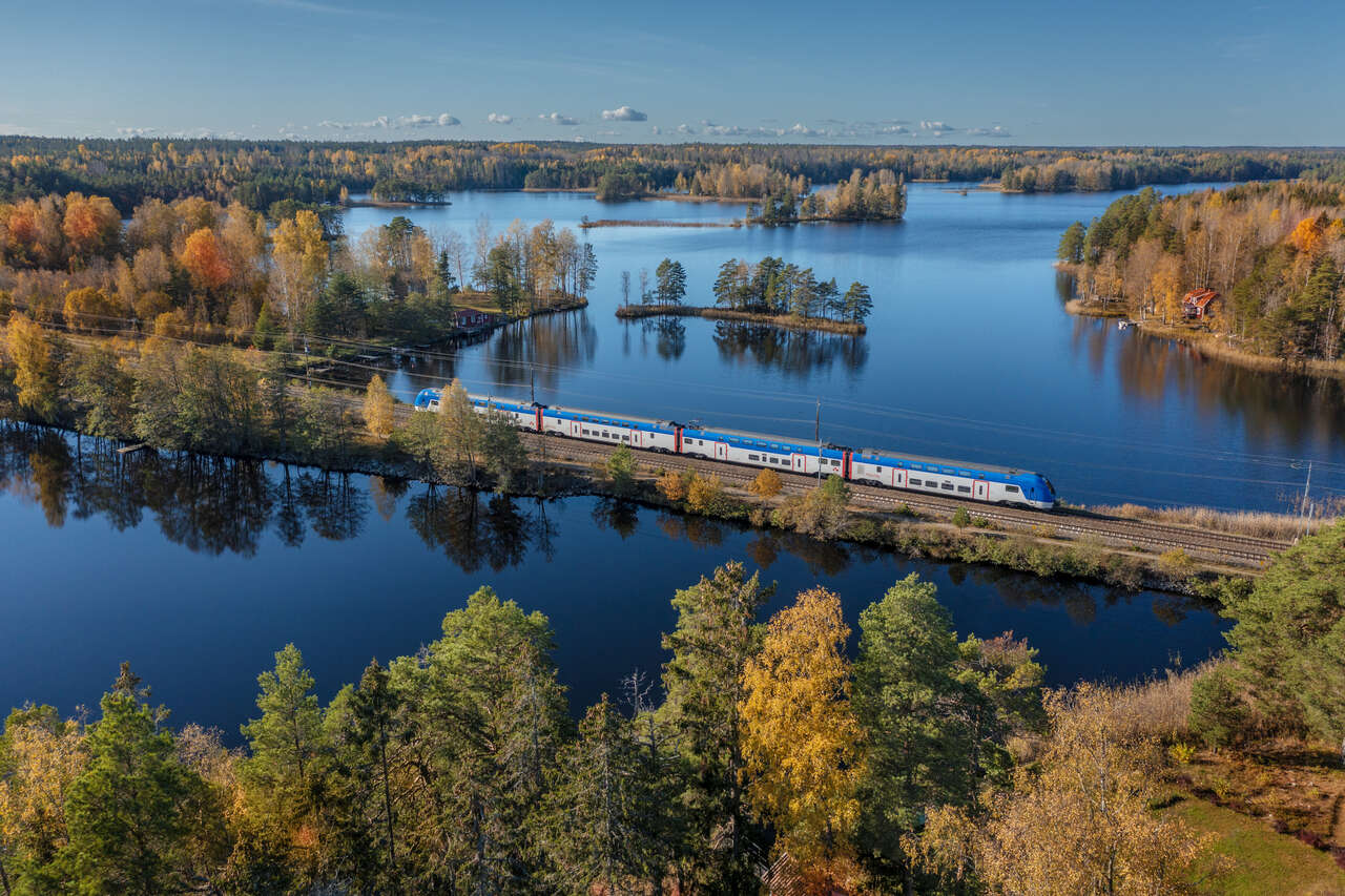 Ligne de train passant entre deux lacs en Suède