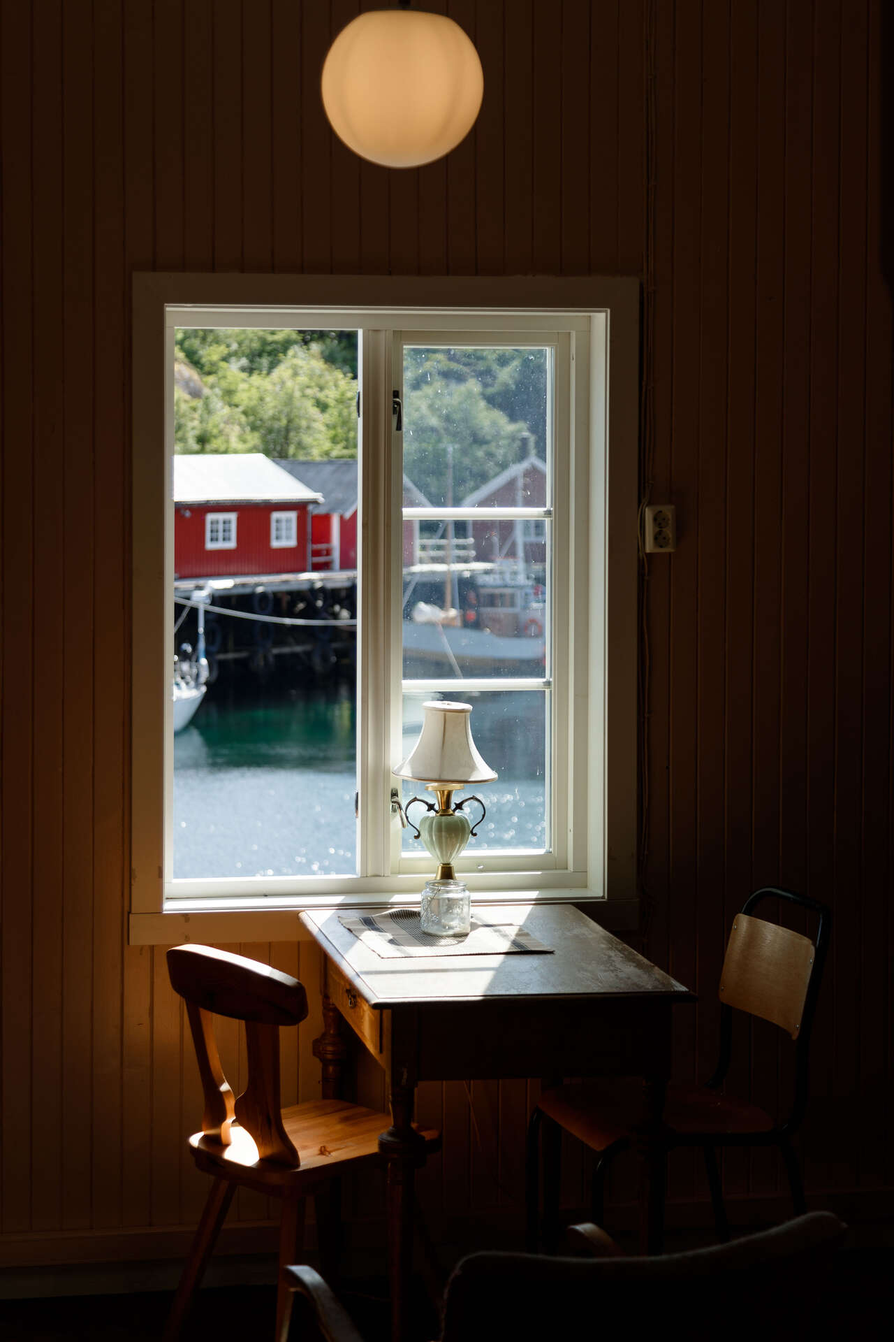 L'intérieur chaleureux d'un rorbu à Nusfjord