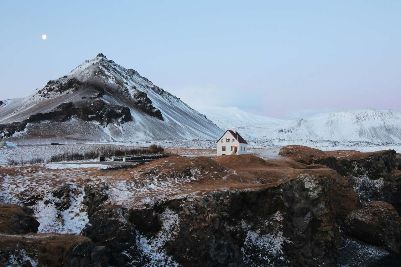 Maison isolée dans la campagne islandaise