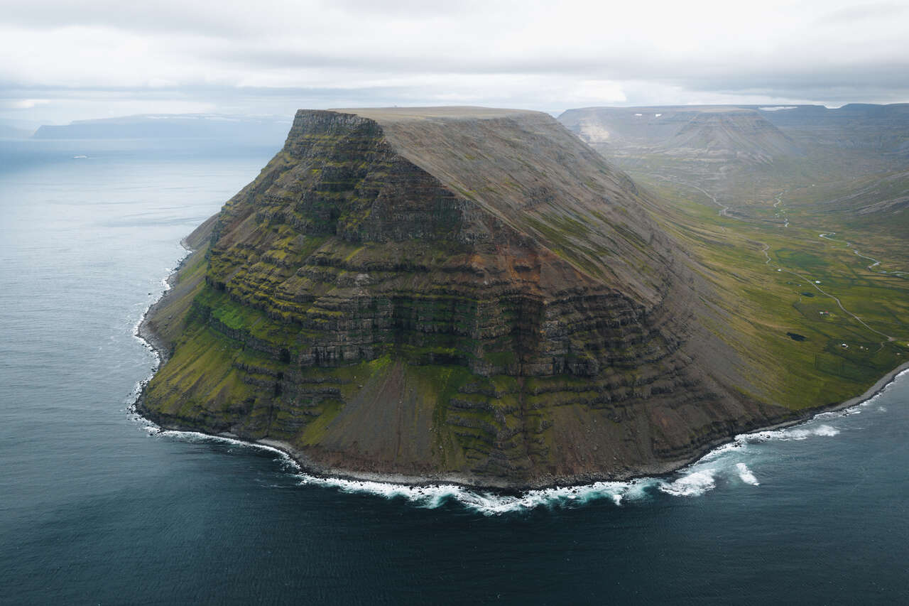 Montagne majestueuse qui plonge dans la mer