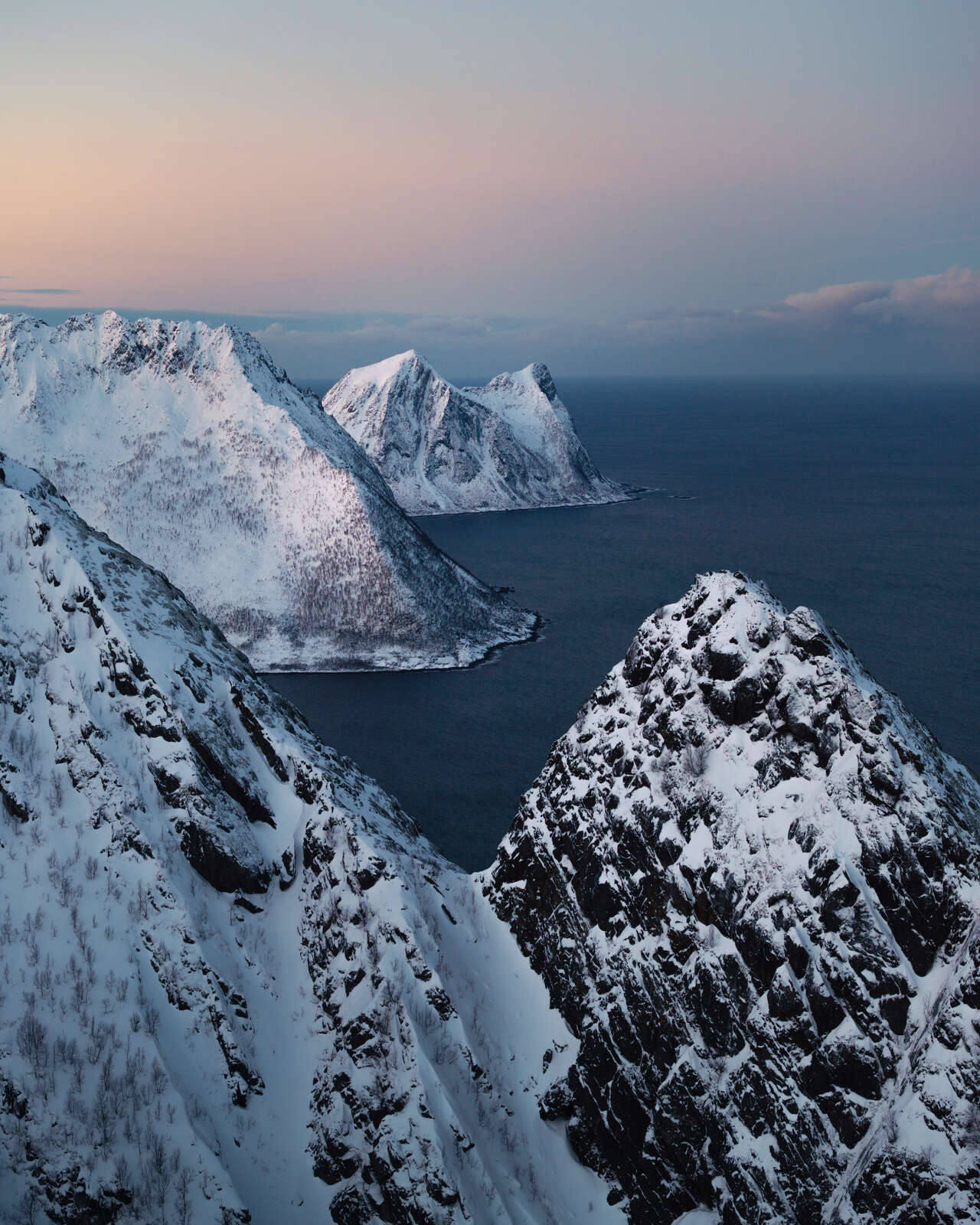 Montagnes enneigées de l'île de Senja