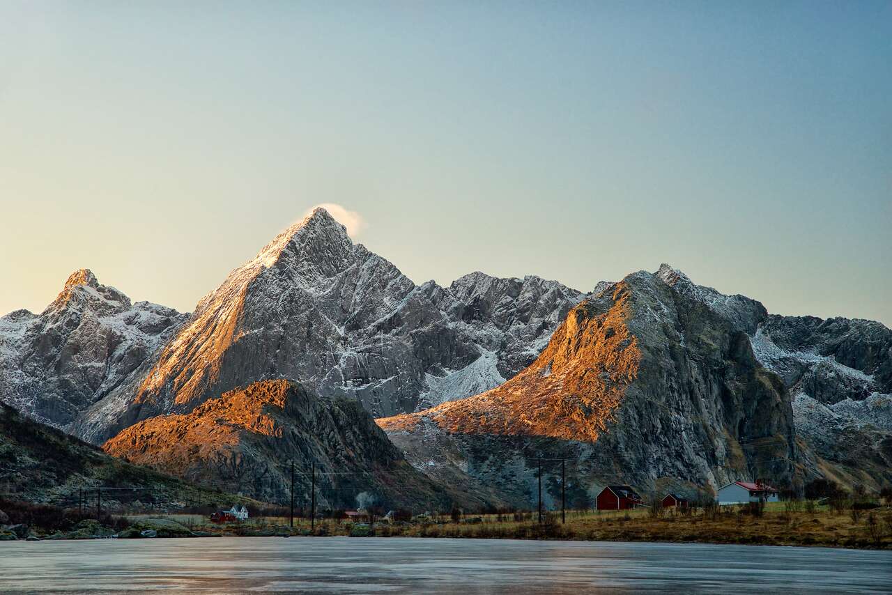 Montagnes parsemées de neige dans les Lofoten
