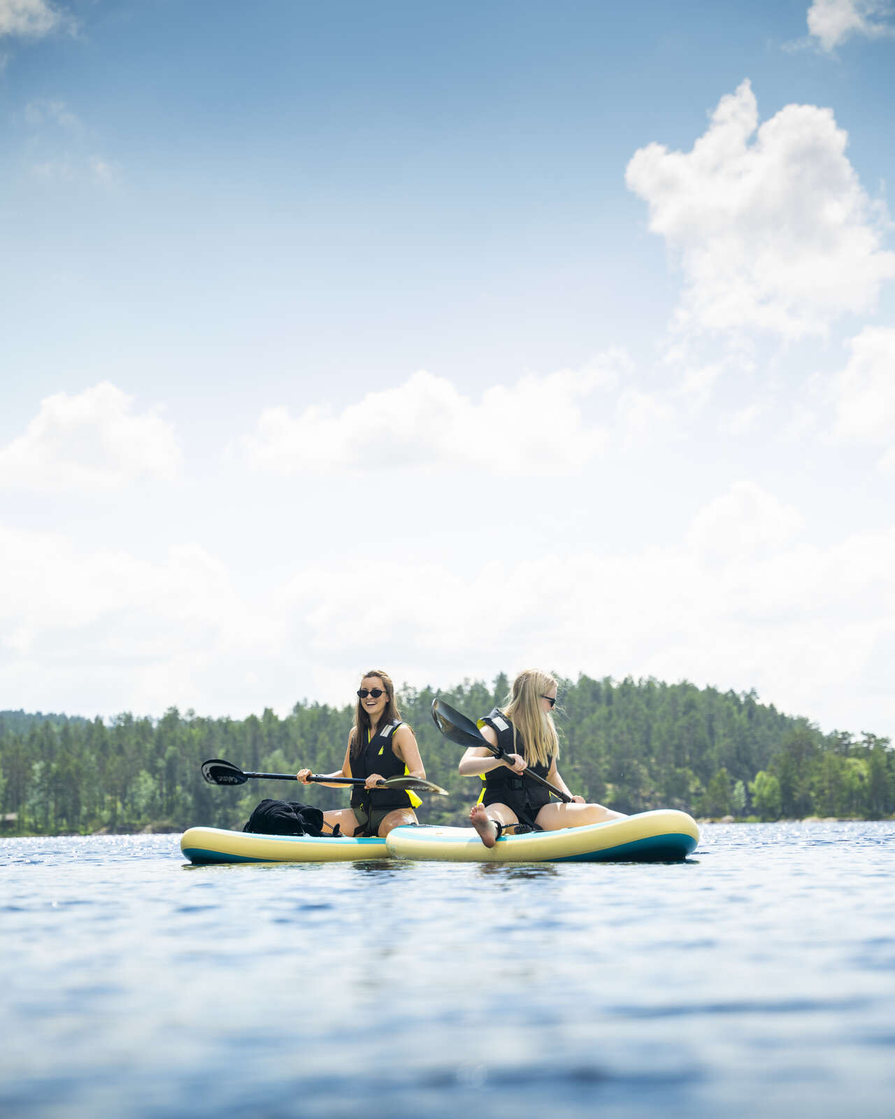 Paddle sur un lac en Norvège