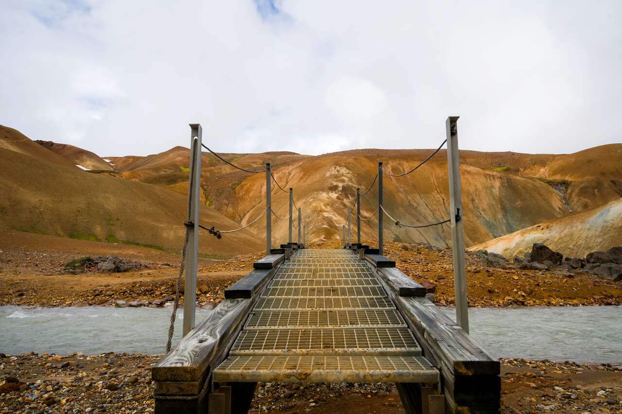 Passerelle au-dessus d'une rivière en Islande