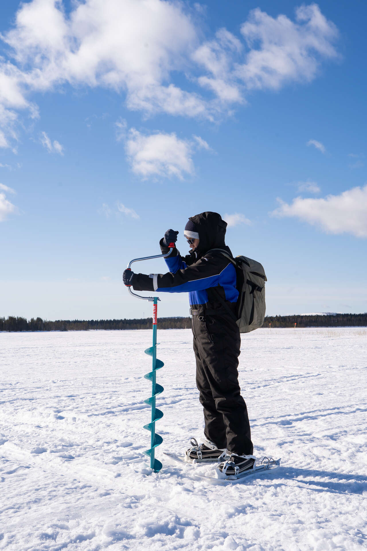 Pêche sur glace sur un lac gelé