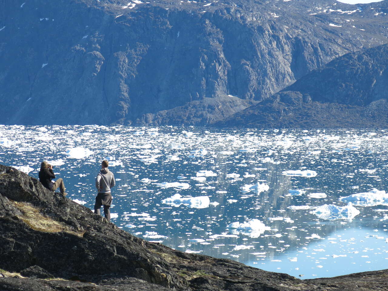 Photographes devant les icebergs du Groenland