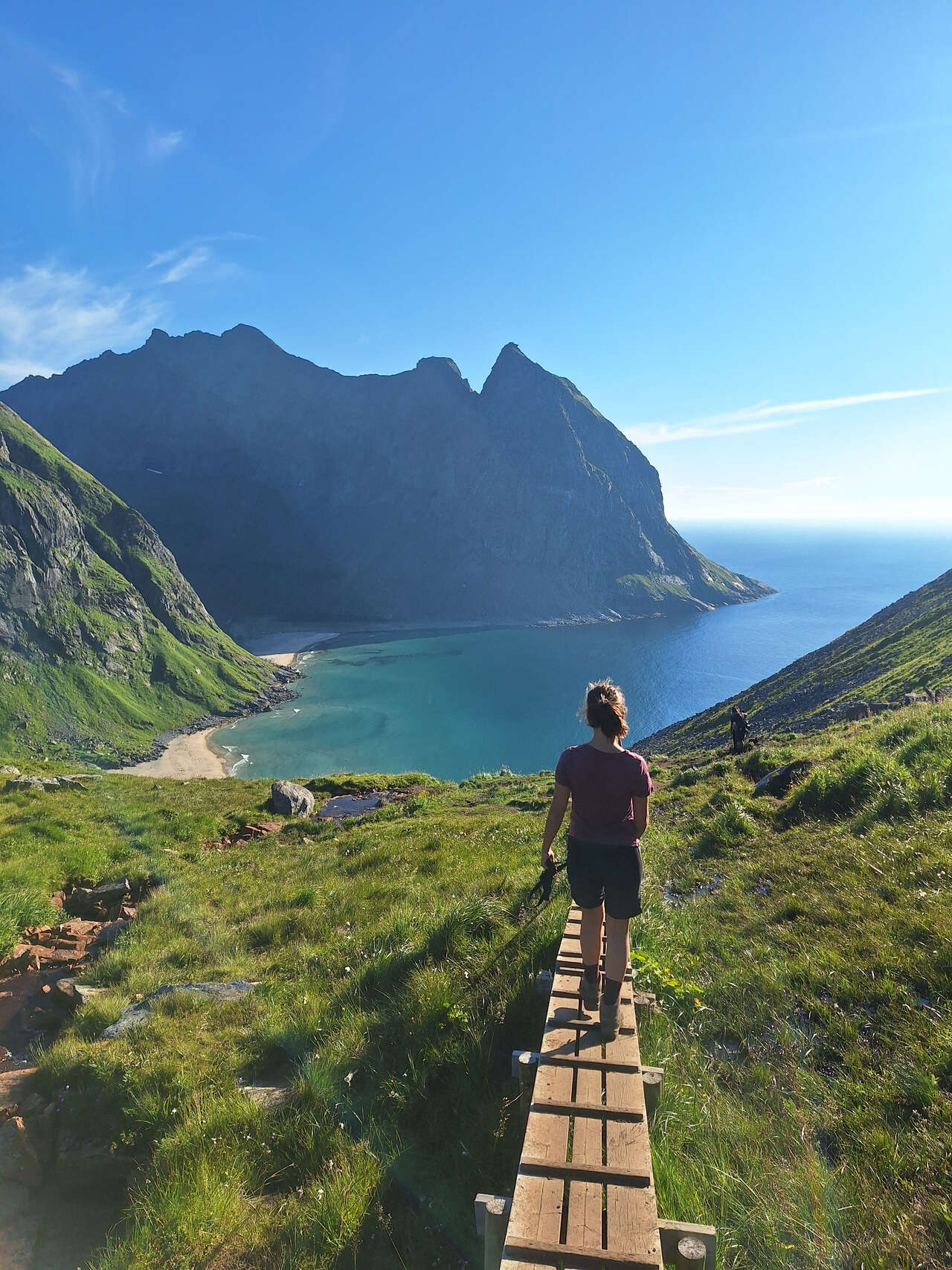 Randonneuse en direction de la plage de Kvalvika