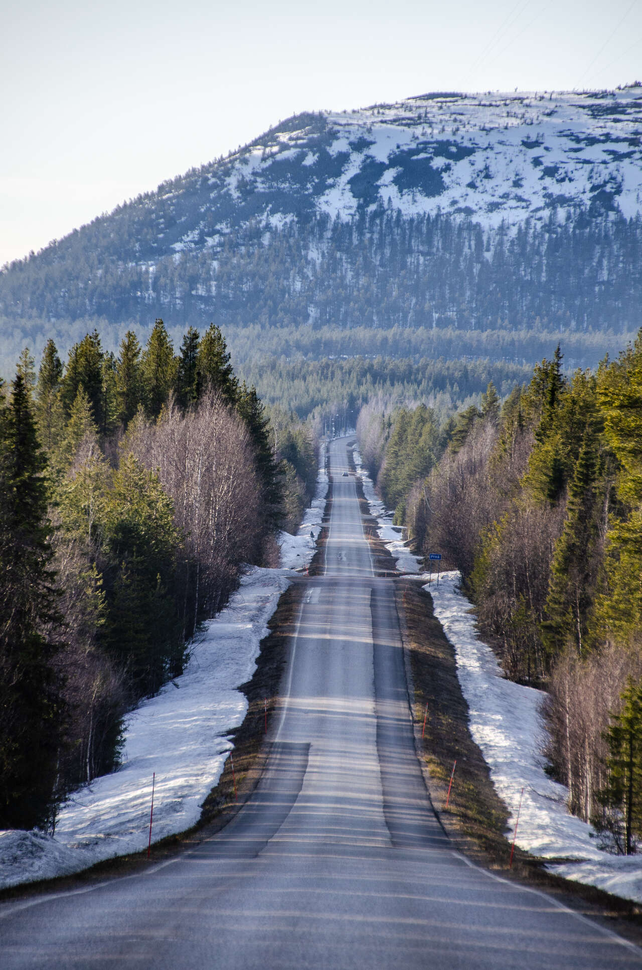 Route à  la fin de l'hiver en Laponie