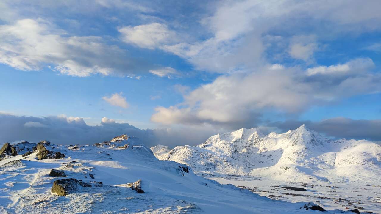 Sommets enneigés aux Lofoten, Norvège
