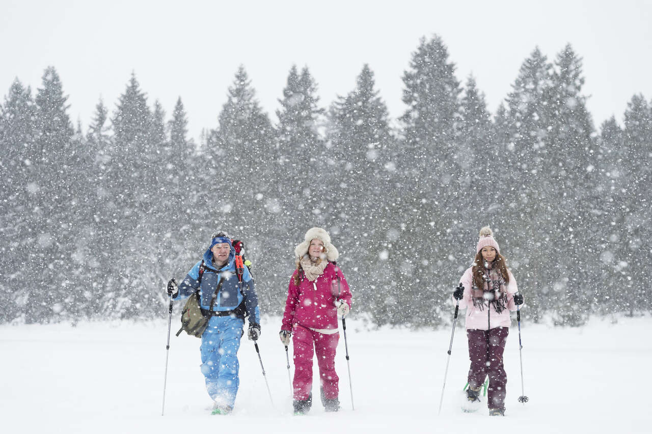 Sortie raquettes avec un guide sous la neige