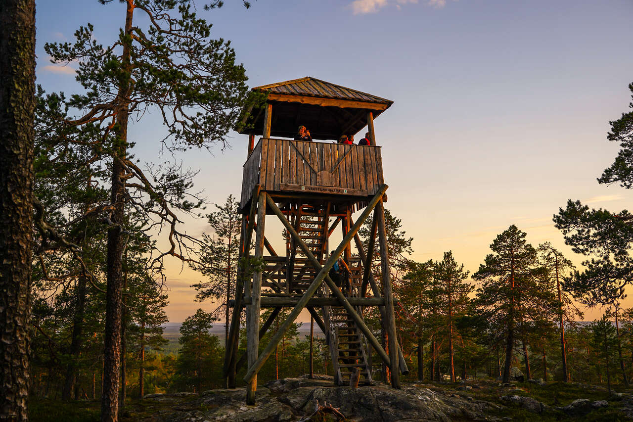 Tour d'observation sous le coucher de soleil