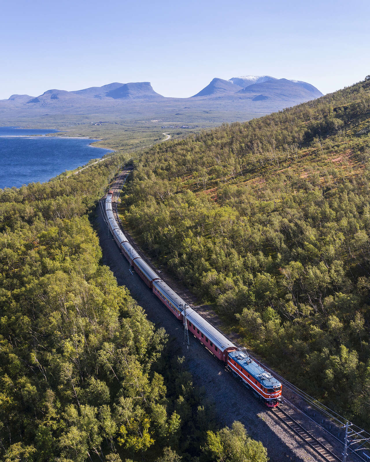 Train qui traverse la forêt suédoise
