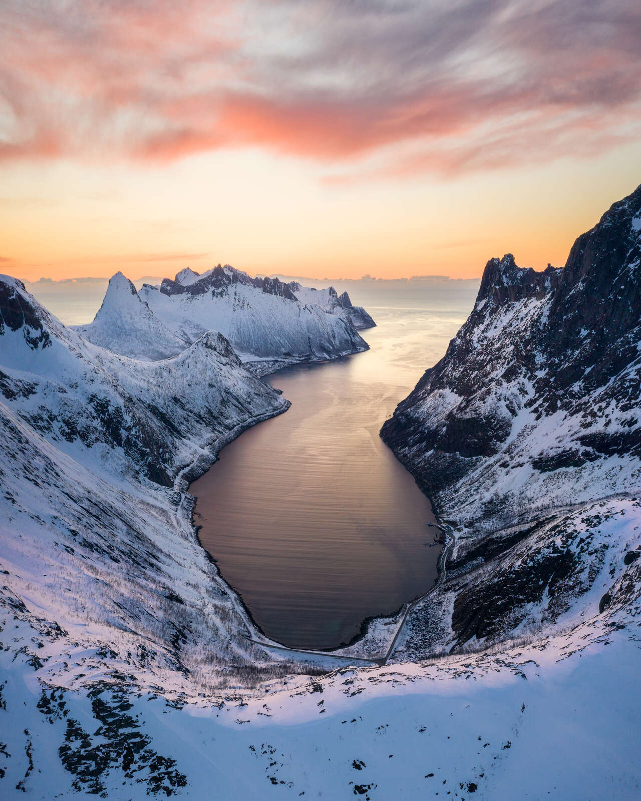 Un fjord de l'île de Senja sous la neige