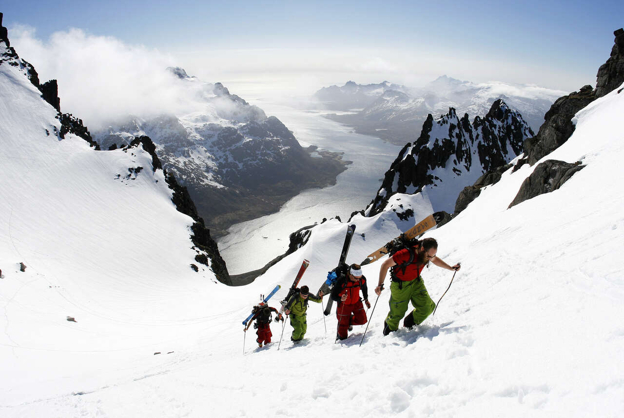 Un groupe de skieurs en Norvège