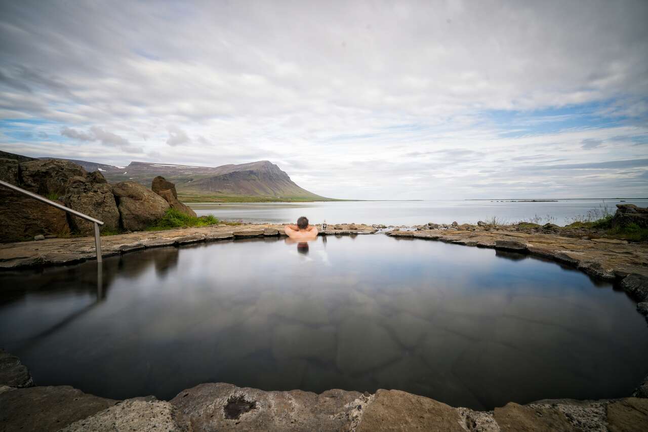 Un voyageur qui profite des bains chauds islandais