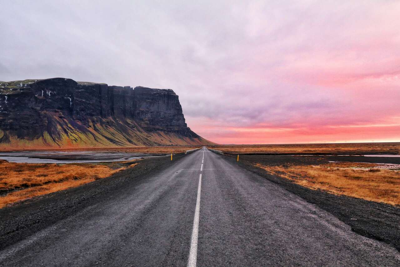 Une splendide portion de route islandaise au coucher de soleil