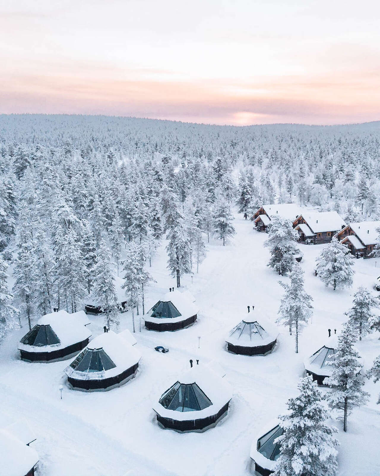 Village d'igloos sous la neige