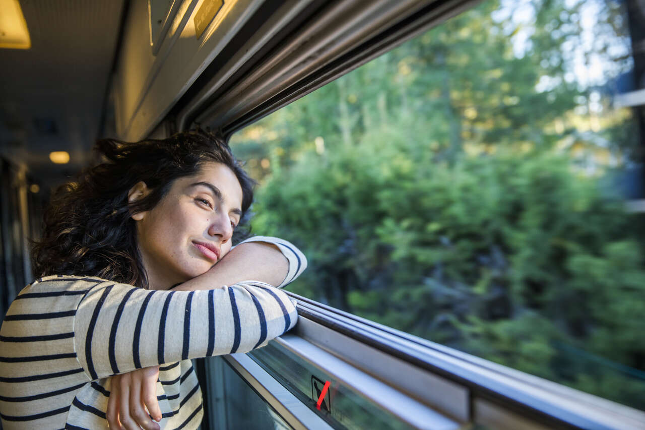Voyageuse dans un train en Suède