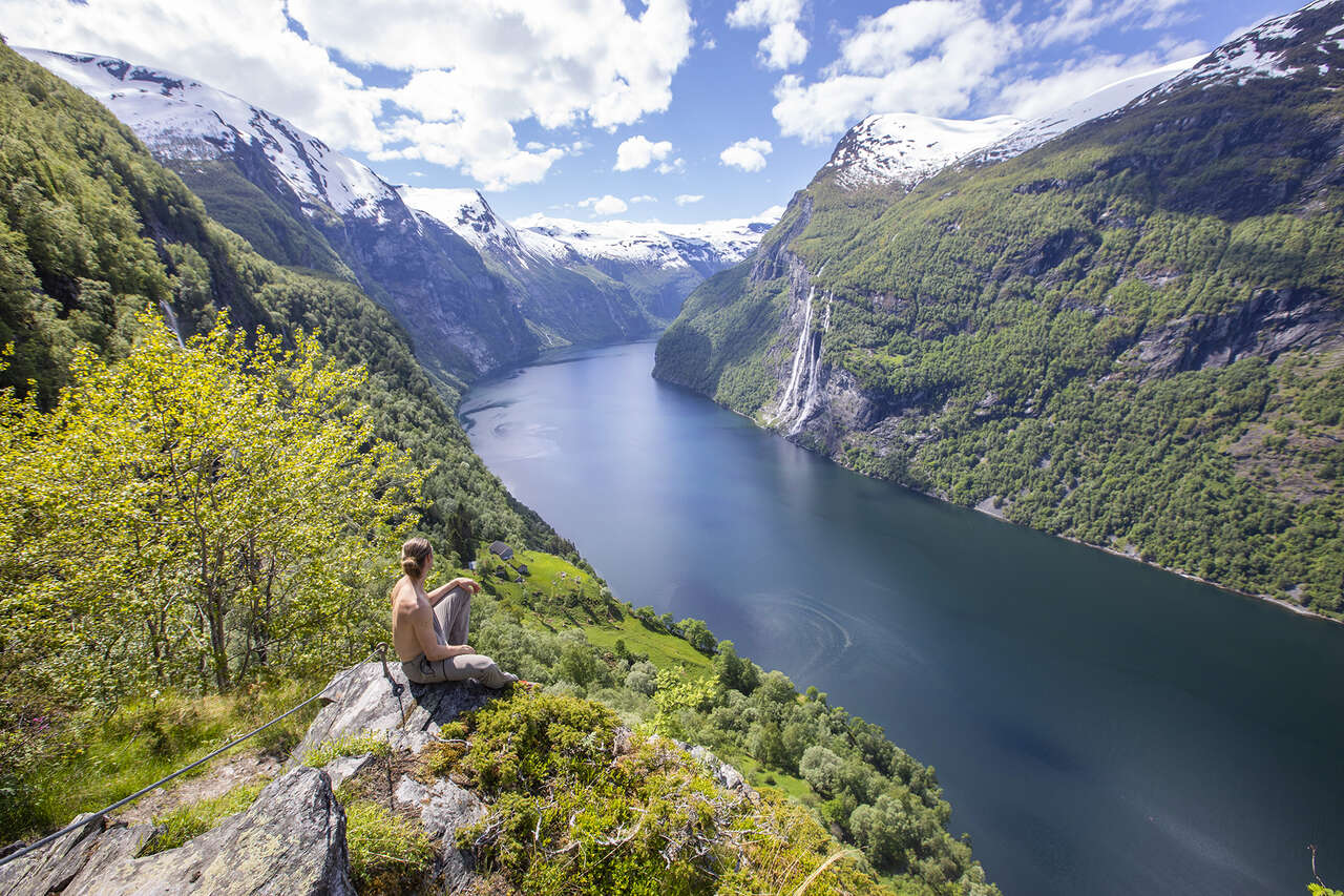 Vue sur le fjord de Geiranger au début de l'été