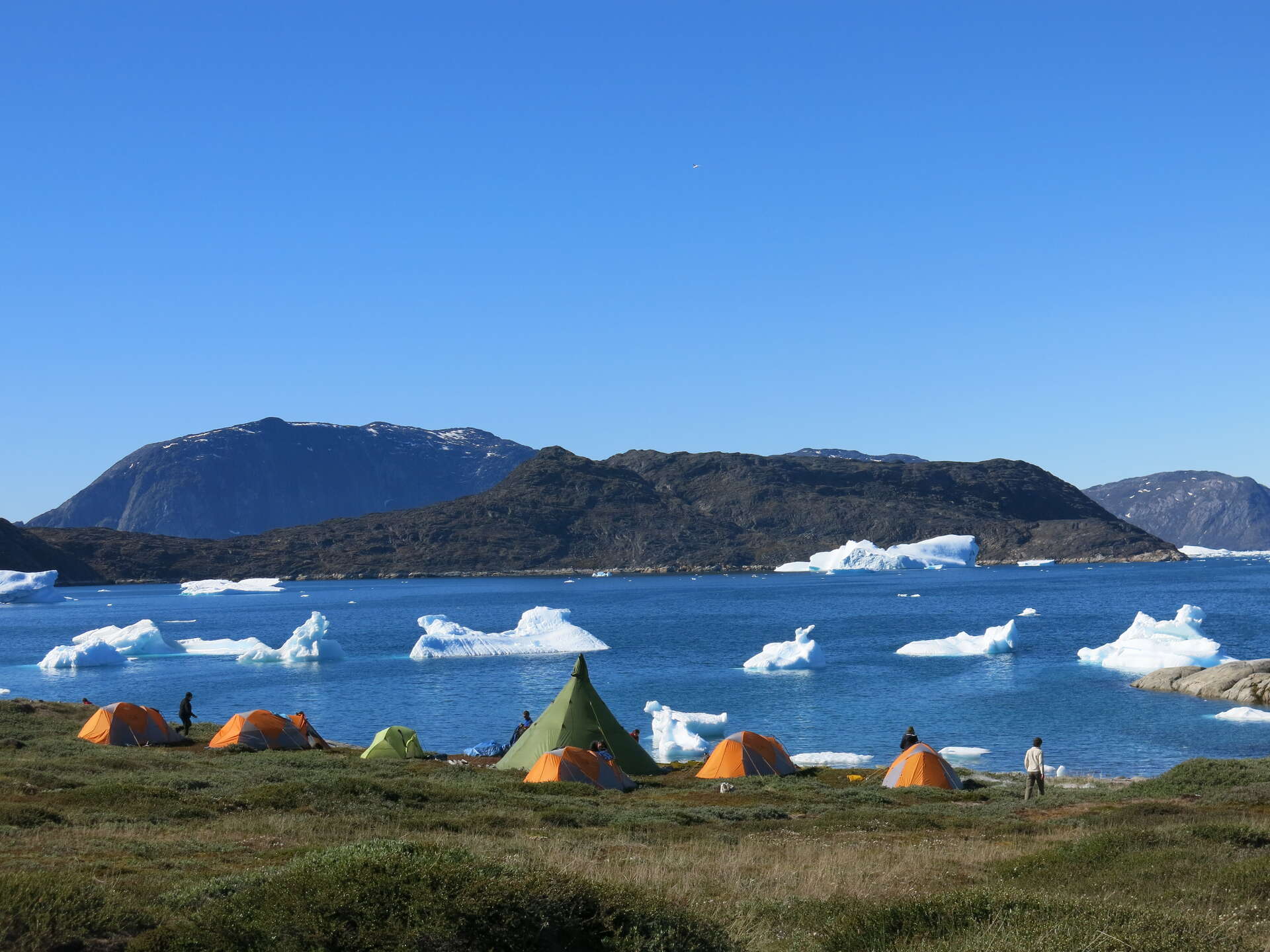 Campement au Groenland, face aux icebergs