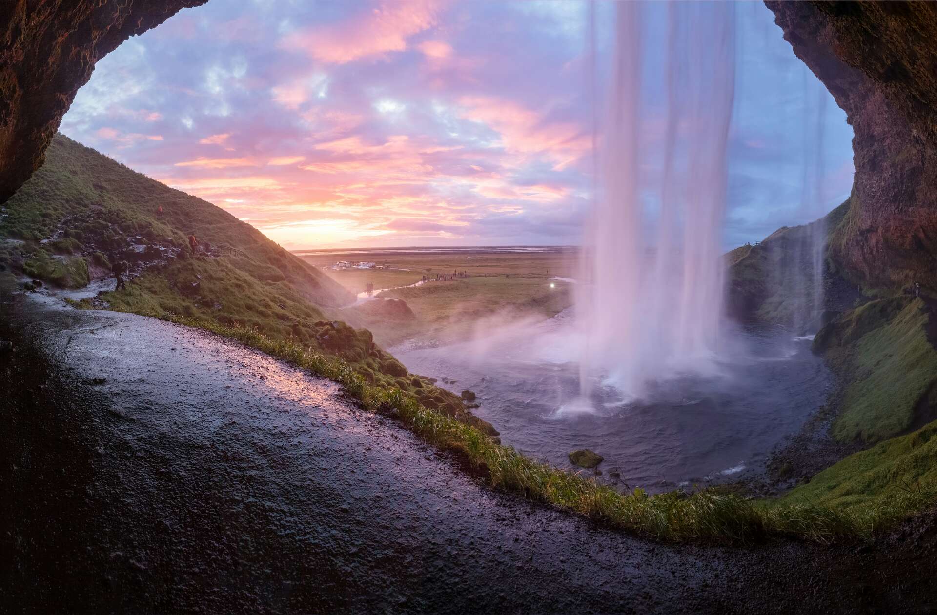 Cascade au soleil couchant en Islande