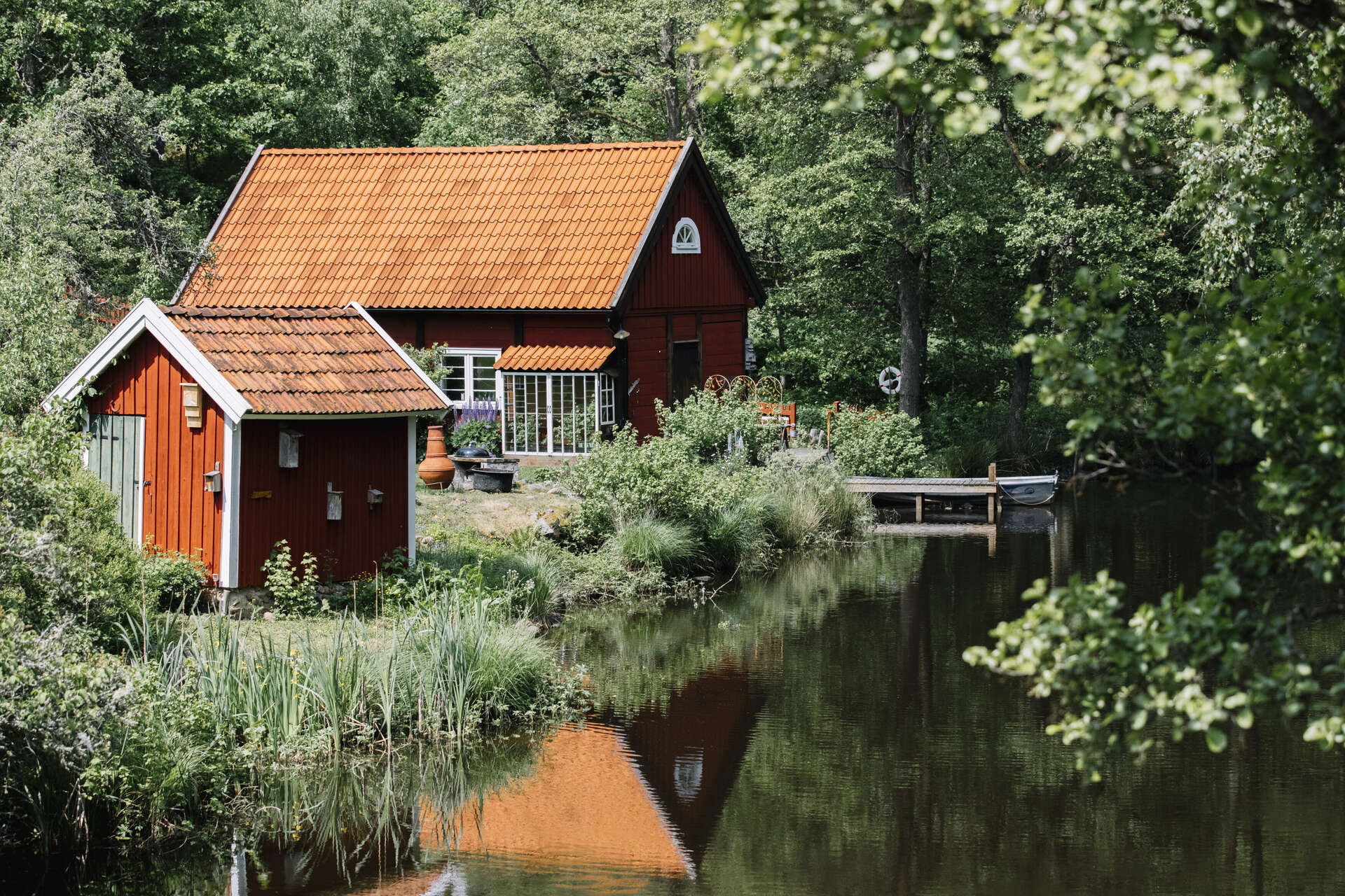 Cottage rouge traditionnel en Suède